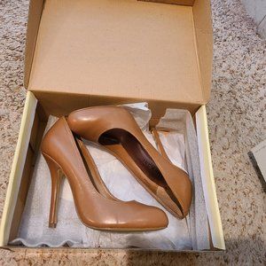 New Cathy jeans heels size 5.5 nude color